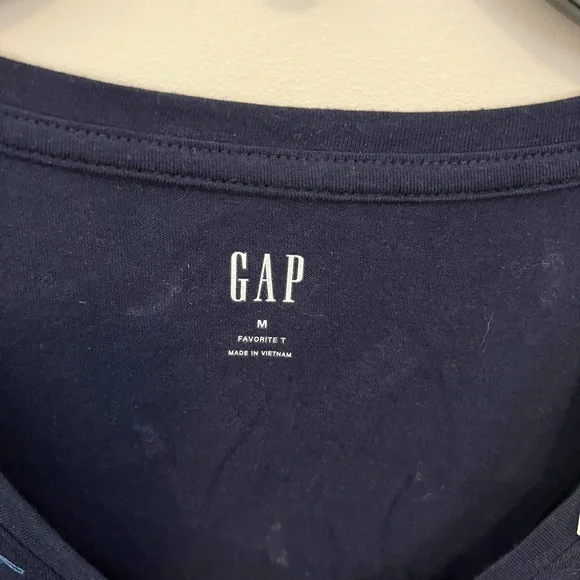 NWT Gap Women's Navy V-Neck Printed T-Shirt with a feather pattern - Picture 5 of 7